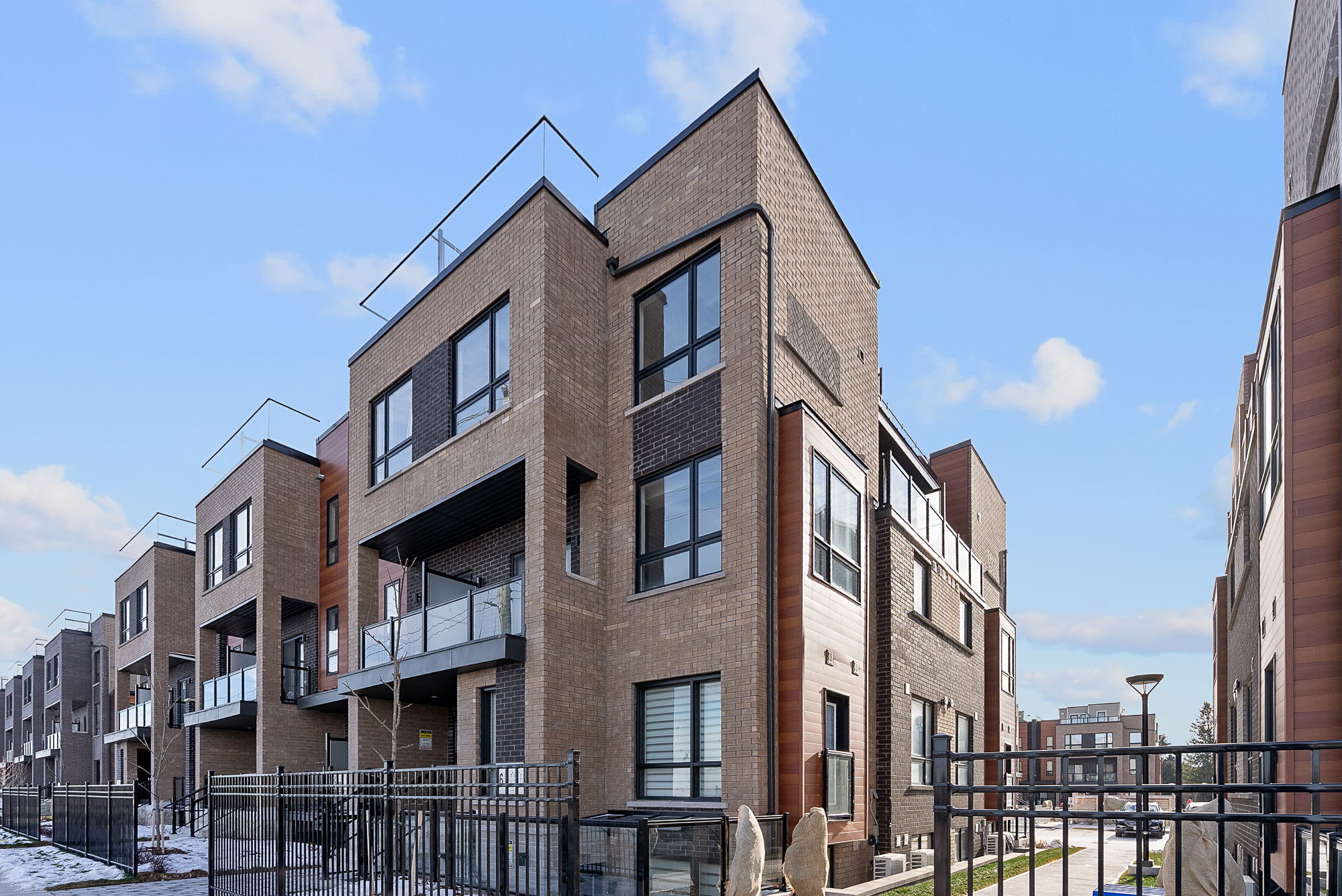 3 Br 3 Ba Stacked Condo Townhouse For Rent Located At 16 Lytham Green Circle, Newmarket Ontario L3Y 0H3