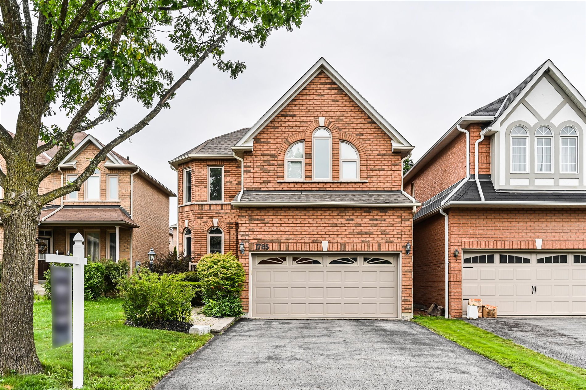 4+1 Br 3 Ba Single Family Detached House For Rent In Pickering Located At - 1785 Autumn Crescent, Pickering Ontario L1V 6W7