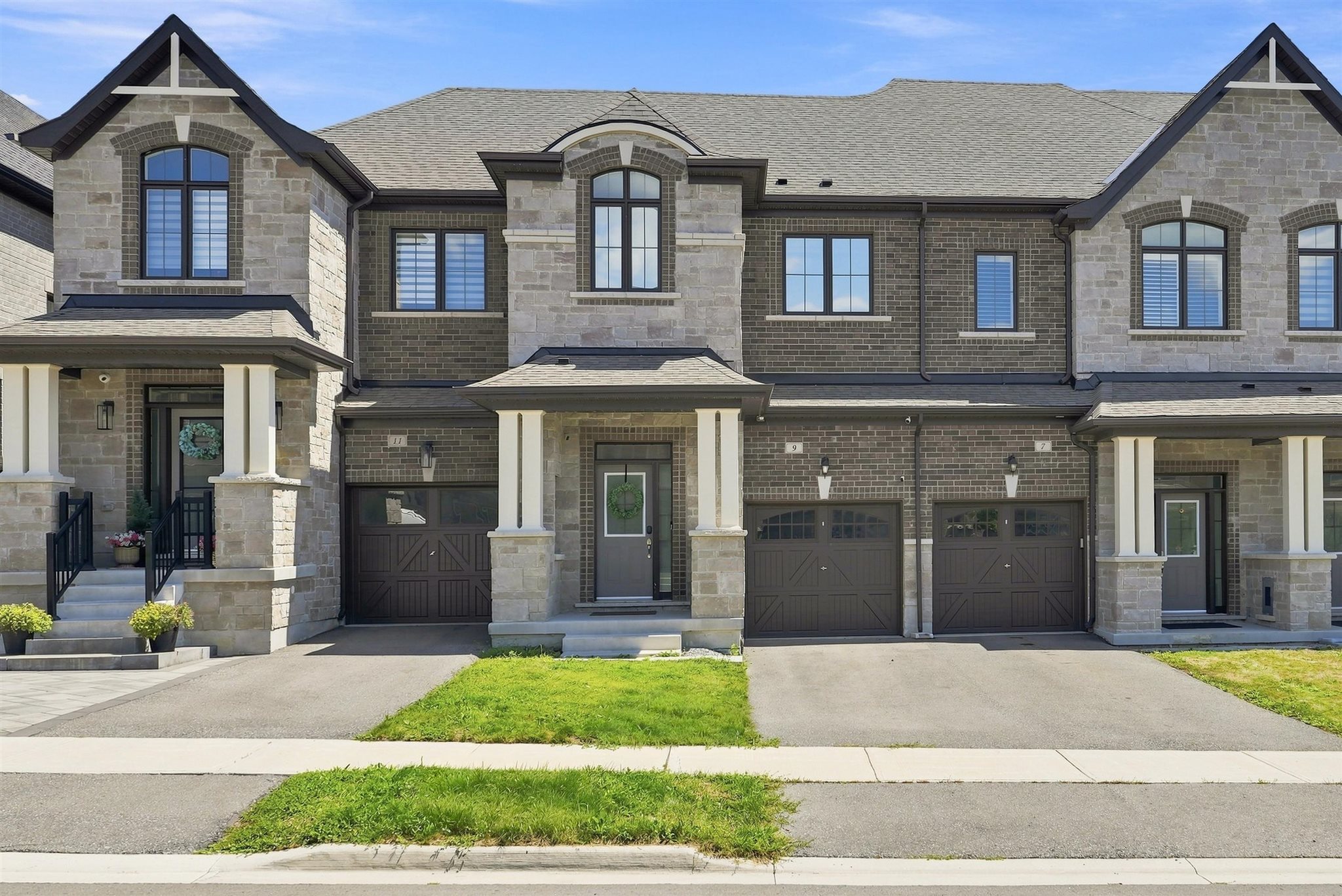 3 Br 3 Ba Townhouse For Rent In East Gwillimbury Located At 9 Viola St, East Gwillimbury Ontario L9N 0T6