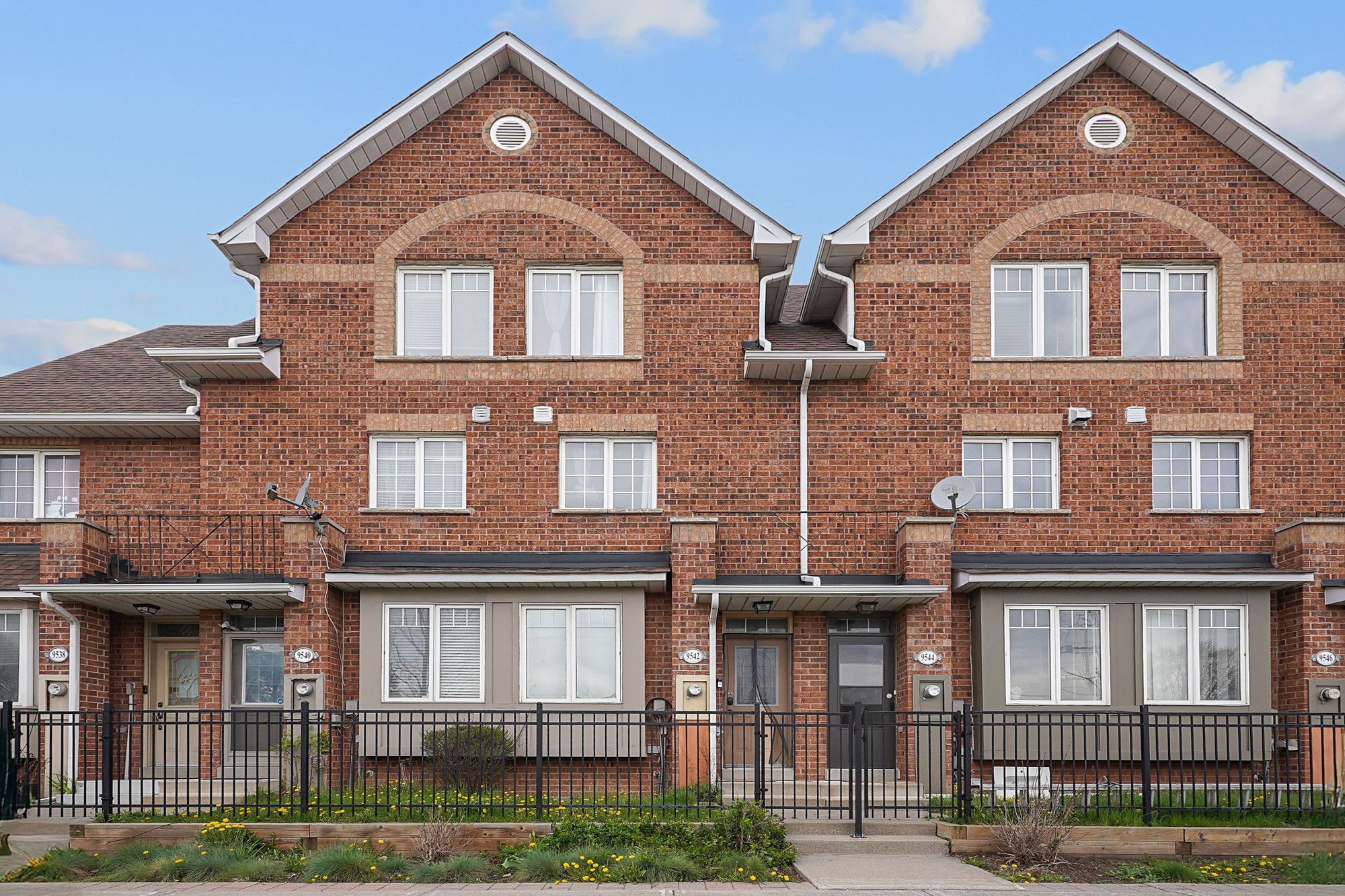 3 Br 2 Ba Condo Townhouse For Rent In Scarborough Located At 9542 Sheppard Ave E, Toronto Ontario M1B 5Z4