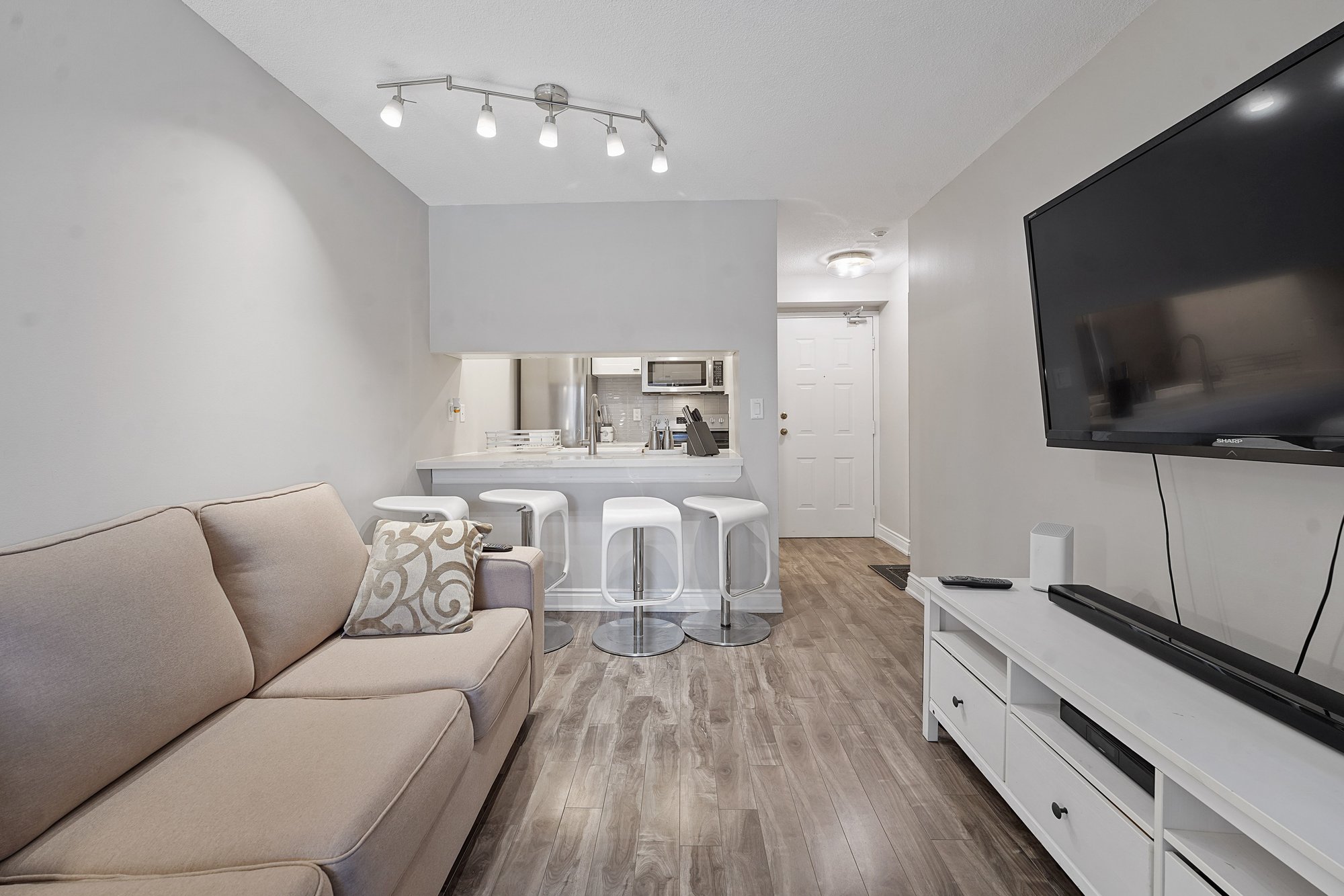 1 Br Plus Den 1 Ba Condo For Rent In Waterfront Communities Located At 222 The Esplanade, Toronto Ontario M5A 4M8