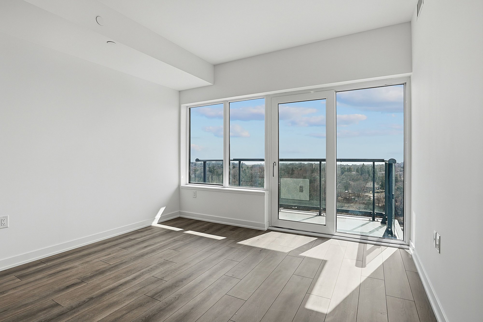 1 Br Plus Den 1 Ba Condo For Rent In Scarborough Located At 7439 Kingston Road, Toronto Ontario M1B 0G1