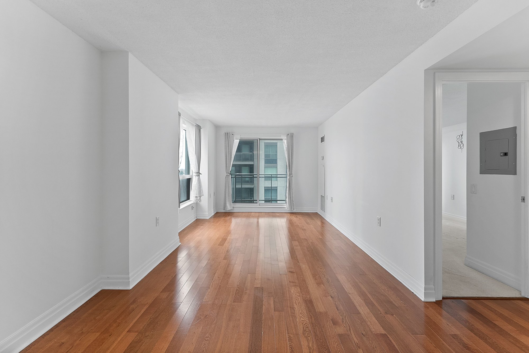 1 Br Plus Den 1 Ba Condo For Rent In Willowdale East Located At 21 Hillcrest Avenue, Toronto Ontario M2N 7K2