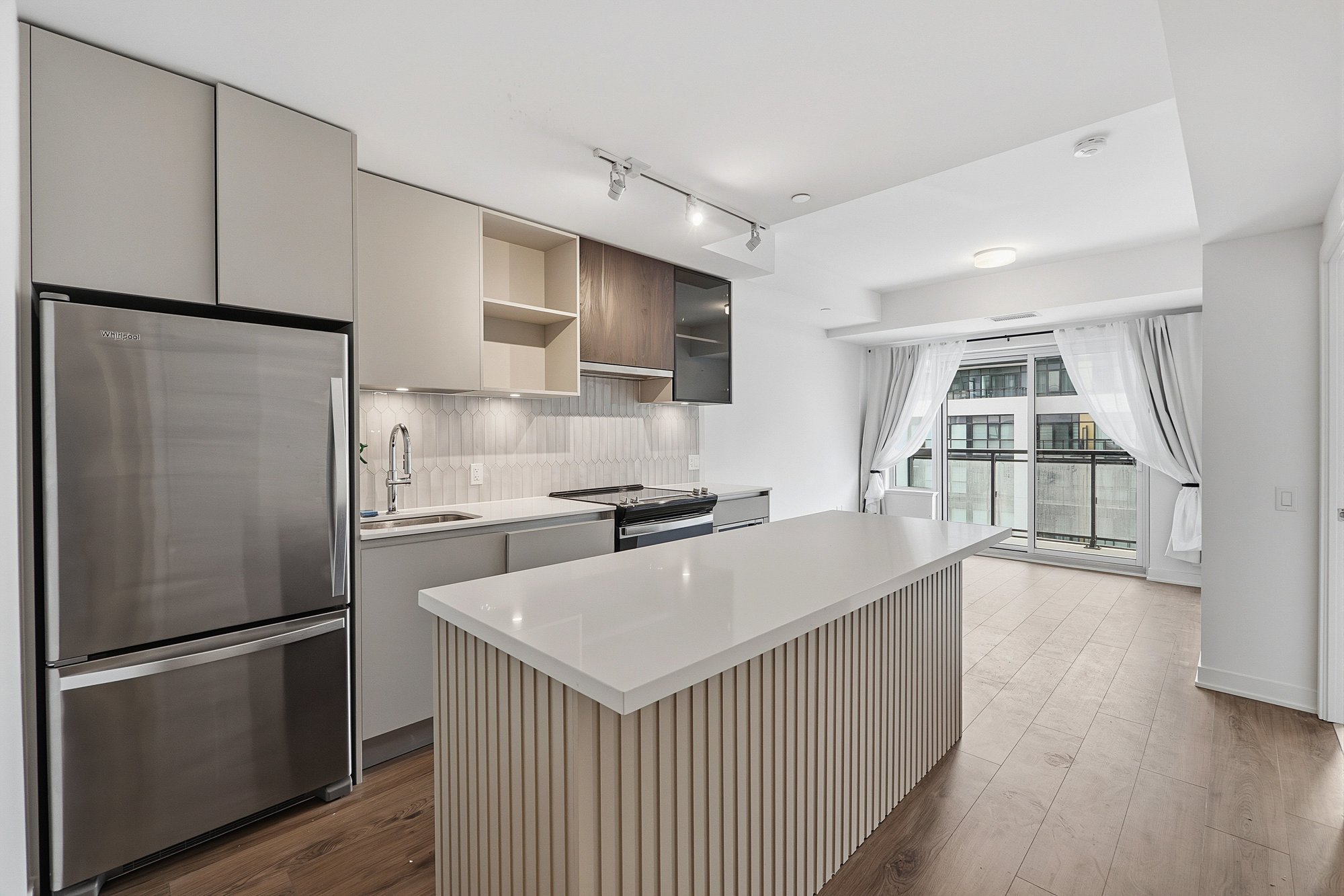 1 Br Plus Den 2 Ba Condo For Rent In Oakville Located At 395 Dundas St W 821, Oakville Ontario L6M 5R8