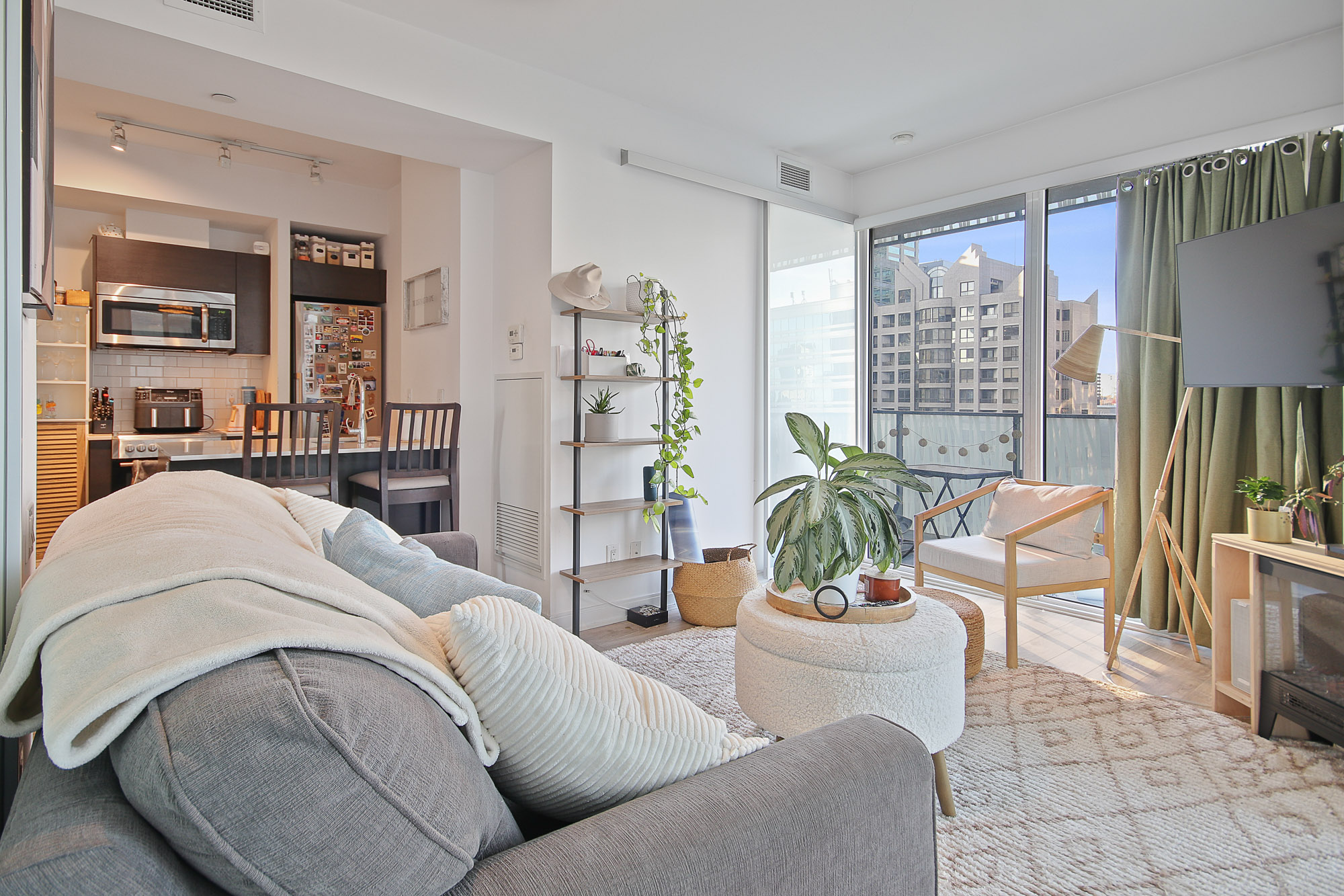 2 Br 1 Ba Condo For Rent Located At 42 Charles Street East, Toronto Ontario M4Y 0B7