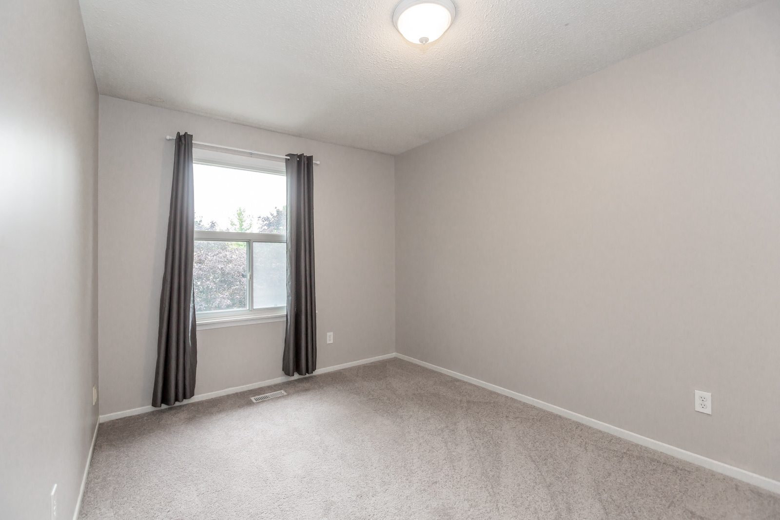 3 Bedroom 1.5 Bathroom Townhouse (Meadowvale)