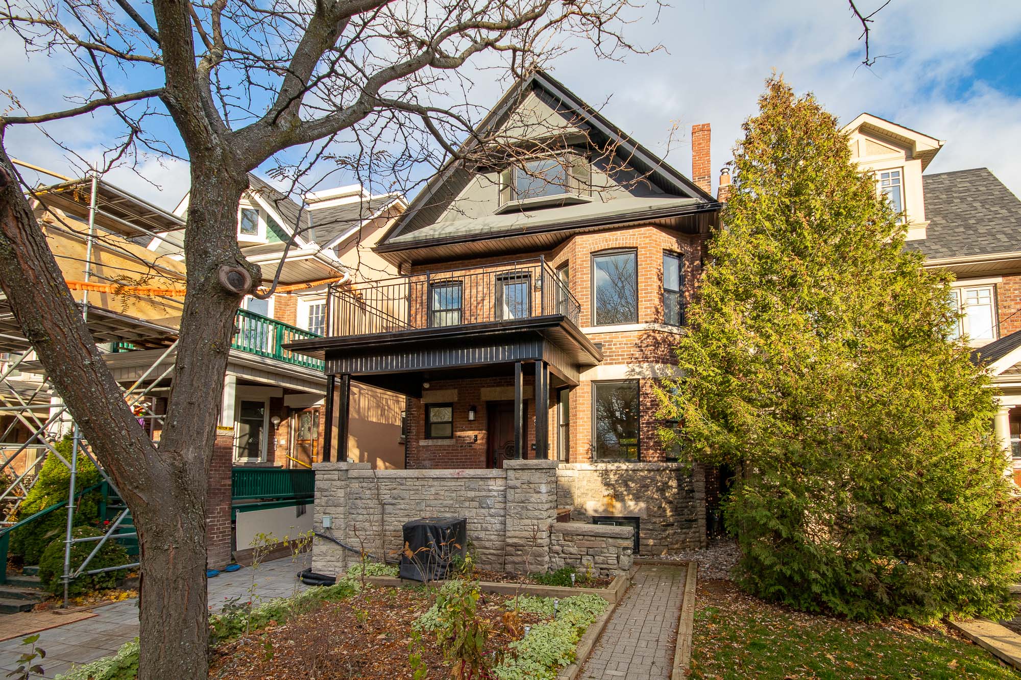 4+1 Br 5 Ba House For Rent Located At 31 Hilton Avenue Toronto Ontario M5R 3E5