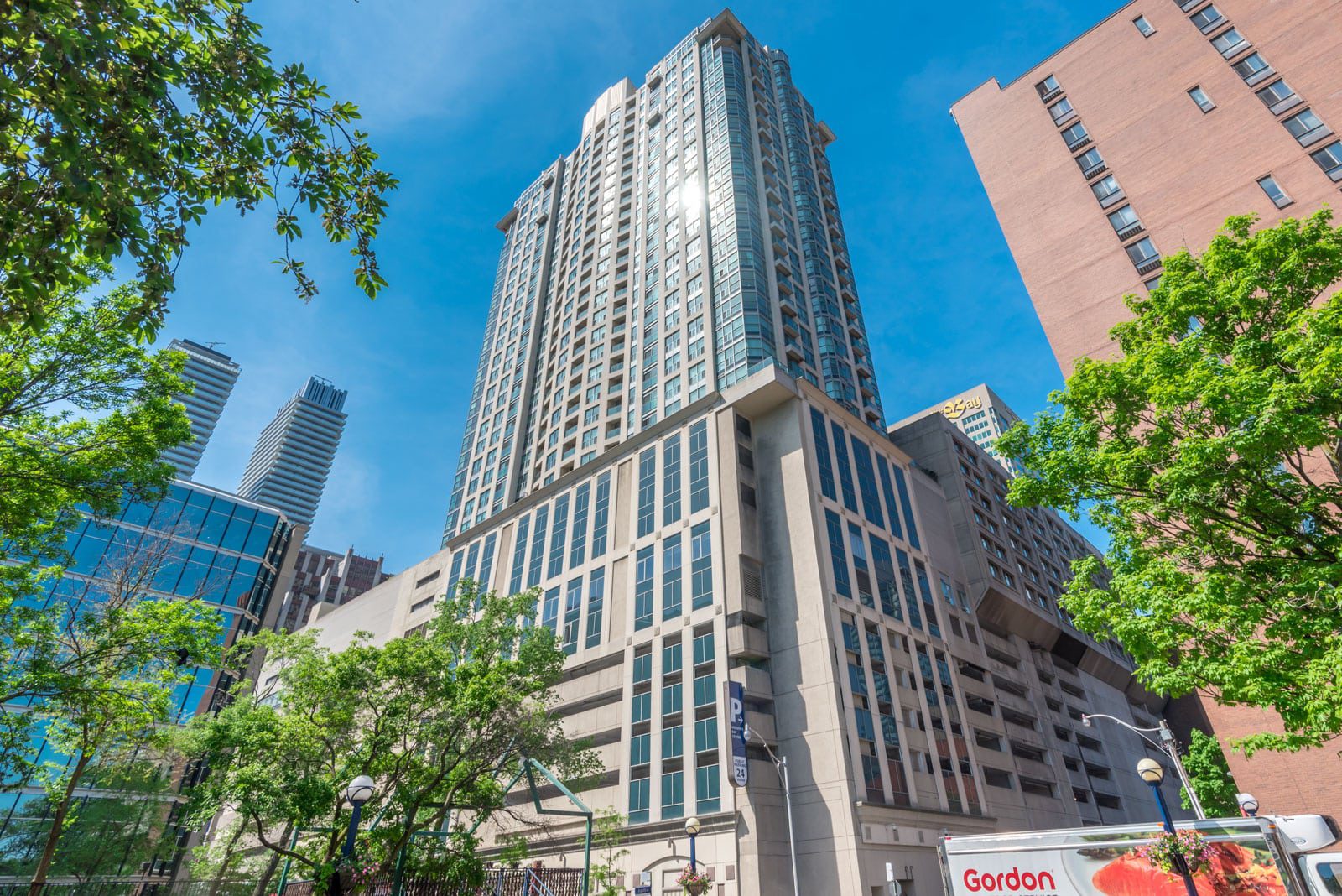 1 Bedroom + Den 1 Bathroom (Yorkville)